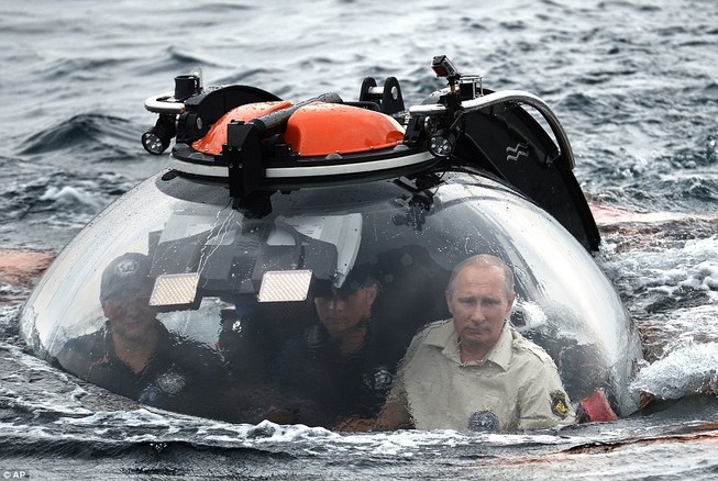 Putin lên tàu ngầm lặn biển xem xác tàu đắm tại Crimea