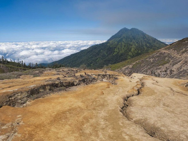 Máy bay chở khách mất tích ở Indonesia