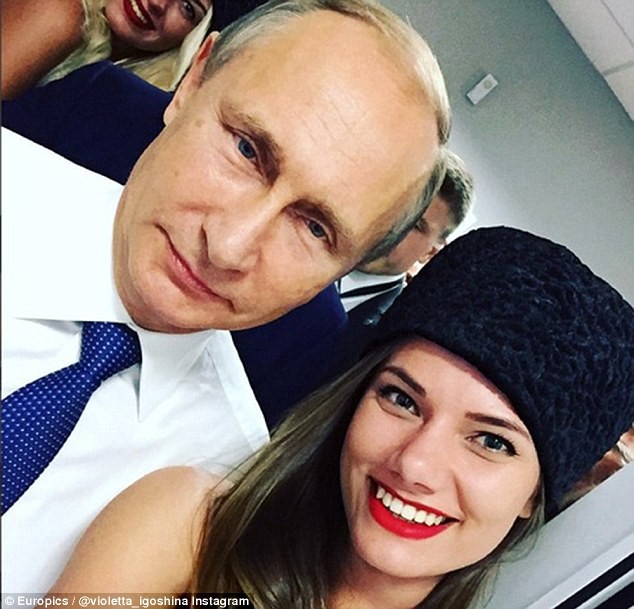 Putin chụp ảnh 'tự sướng' cùng siêu mẫu tại trường đua