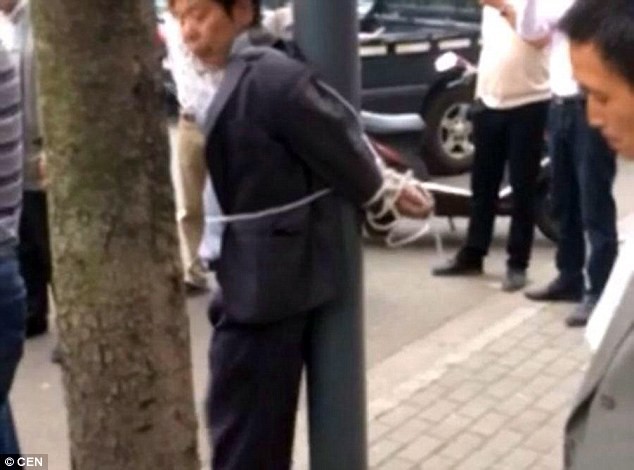 Cha trói ‘yêu râu xanh’ quấy rối con gái vào cột đèn