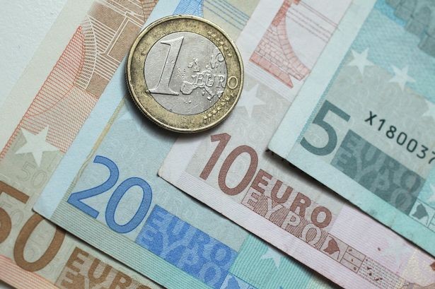 Cụ bà 85 tuổi cắt vụn gần 1 triệu euro trước khi qua đời