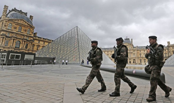 Cảnh sát Pháp nổ súng tại bảo tàng Louvre