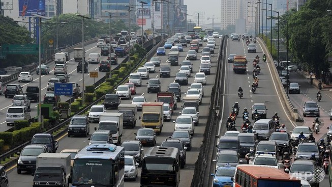 Xe lửa và xe buýt đâm nhau ở Indonesia, 14 người chết