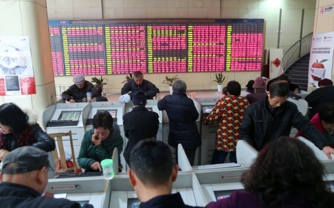 Chứng khoán Trung Quốc ngừng giao dịch vì 'bốc hơi' 7%