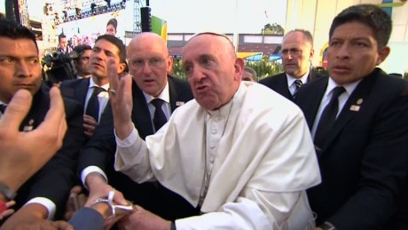 Bị tín đồ quá khích kéo áo, Giáo hoàng Francis nổi giận