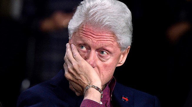 Hơn 68.000 người đòi bắt giam ông Bill Clinton
