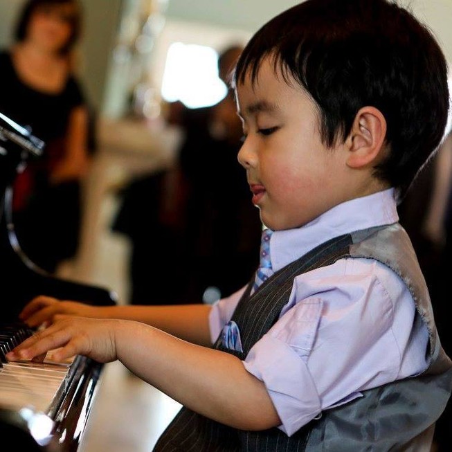 ‘Vua hài’ Mỹ 'chết đứng' trước thần đồng piano gốc Việt