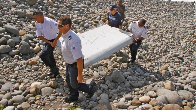 Úc bắt đầu kiểm tra các mảnh vỡ nghi của MH370