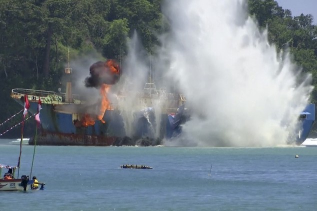 Indonesia đánh chìm tàu bị Interpol truy nã gắt gao