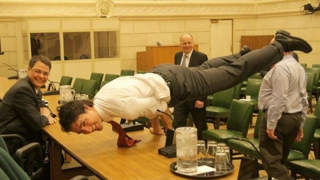 Thủ tướng điển trai Canada khoe tư thế như 'bậc thầy yoga'
