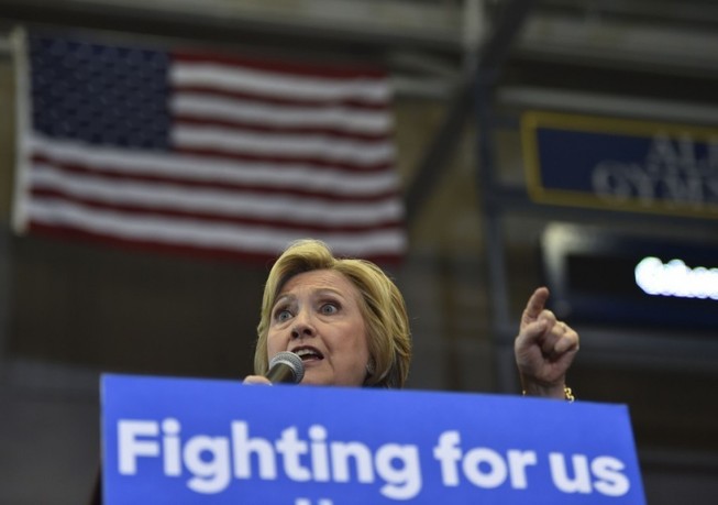 Bầu cử tổng thống Mỹ: Bernie và Clinton hạ bệ lẫn nhau