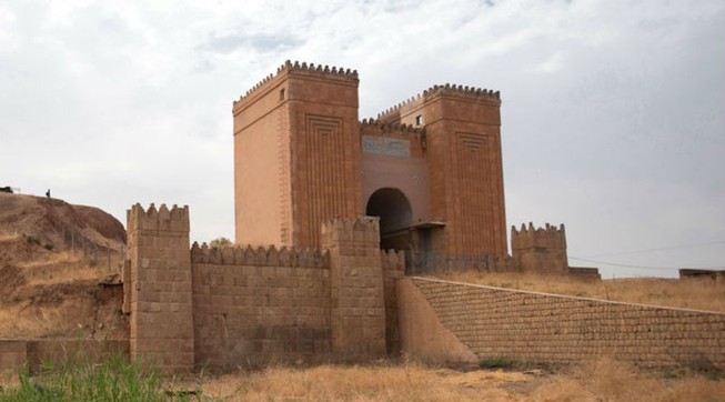 IS phá hủy cổng thành 2.000 năm tuổi ở Iraq