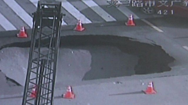 Sụt đường ở Trung Quốc, xe suýt bị ‘nuốt chửng’