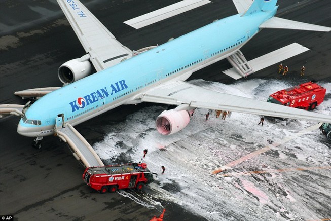 Máy bay Hàn Quốc bốc cháy động cơ tại Nhật Bản