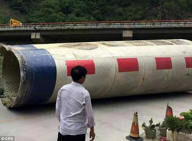 Dân Trung Quốc phẫn nộ vì mảnh vỡ tên lửa rơi trúng nhà