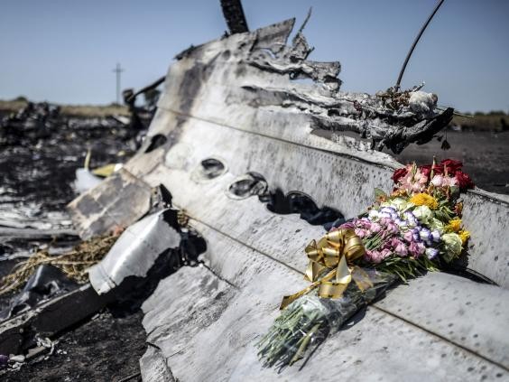 Công bố hình ảnh mảnh vỡ tên lửa Nga tại điểm rơi của MH17