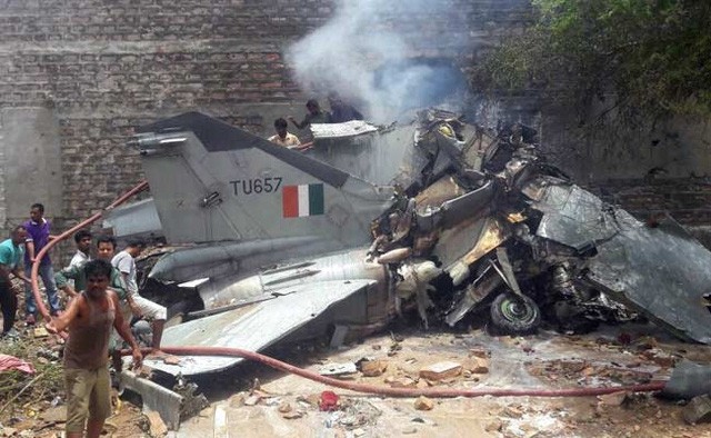 Chiến đấu cơ MiG-27 đâm xuống khu dân cư, bốc cháy