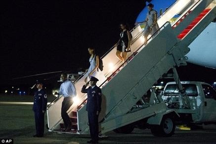 Ông Obama mê xem bóng rổ, không chịu xuống chuyên cơ