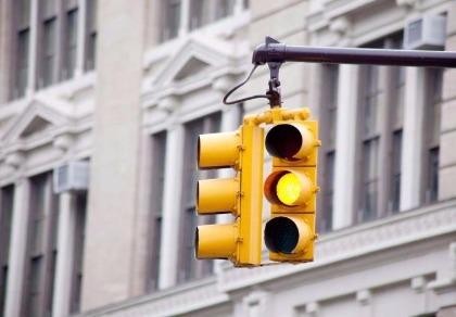 Vượt đèn vàng tại các nước: Nơi phạt nặng tay, nơi cho qua