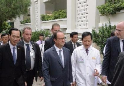 Tổng thống Pháp đến thăm Viện Tim TP.HCM