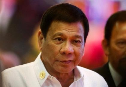 Ông Duterte đòi ‘quăng cướp biển cho cá mập ăn’