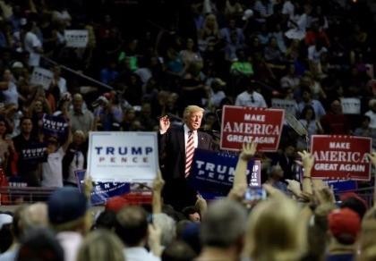Ông Donald Trump áp sát bà Clinton về số người ủng hộ