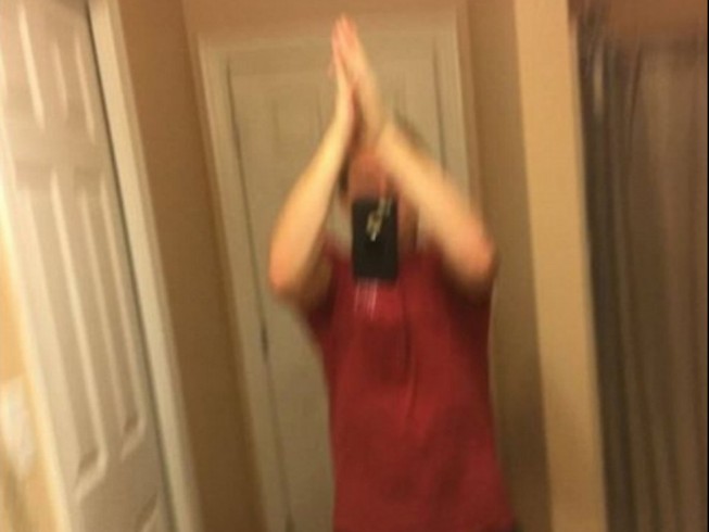 Rộ trào lưu selfie khó đỡ, quăng điện thoại lên trời