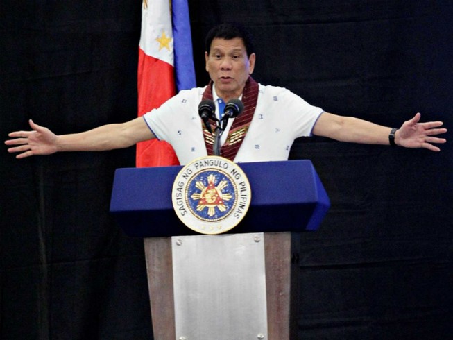 Tổng thống Philippines xuống nước về biển Đông?