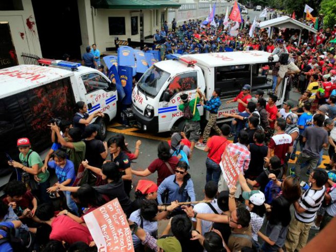 Cảnh sát Philippines dùng xe tải đâm người biểu tình
