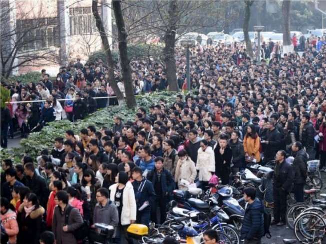 Gần 10.000 người tranh nhau xin làm 'phục vụ trà nước'