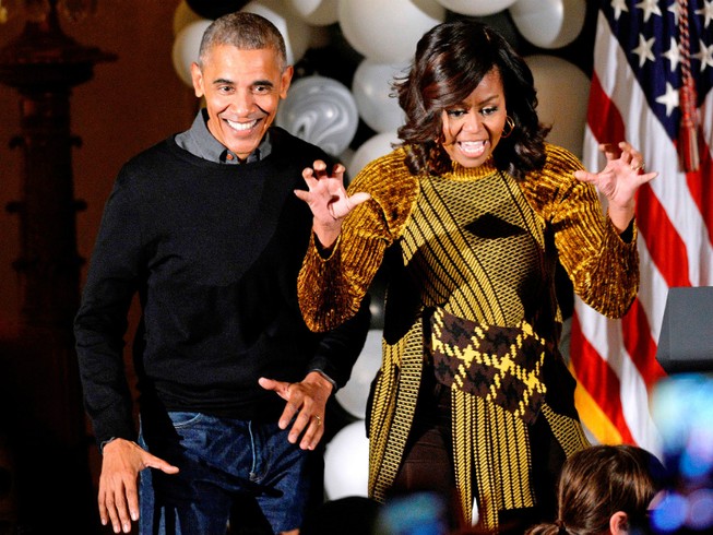 Vợ chồng tổng thống Obama nhún nhảy tại lễ Halloween