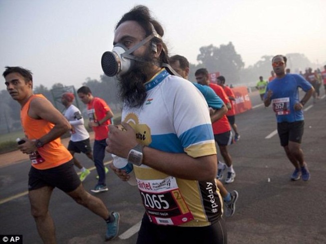 Chạy marathon tại Ấn Độ phải đeo mặt nạ phòng độc