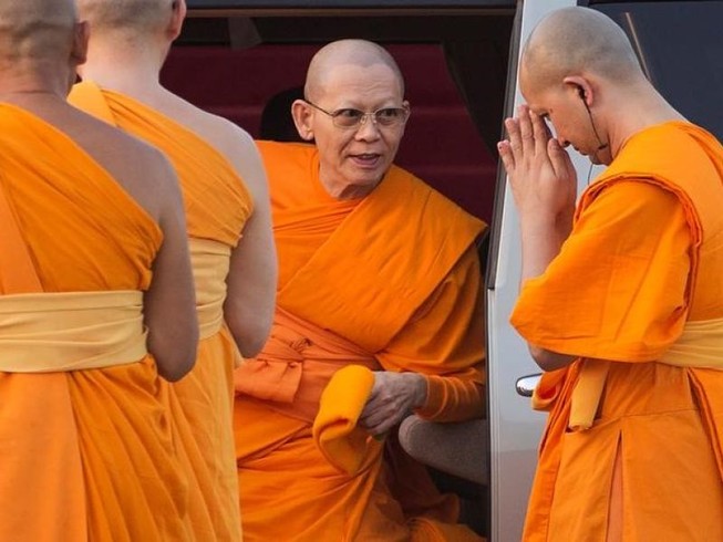 Cảnh sát Thái Lan ra tối hậu thư 6 ngày cho sư trụ trì