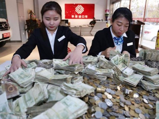Trung Quốc: Mang hàng bao tải tiền lẻ đi mua xe sang