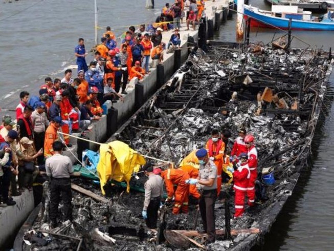Cháy tàu du lịch Indonesia, hơn 20 người thiệt mạng