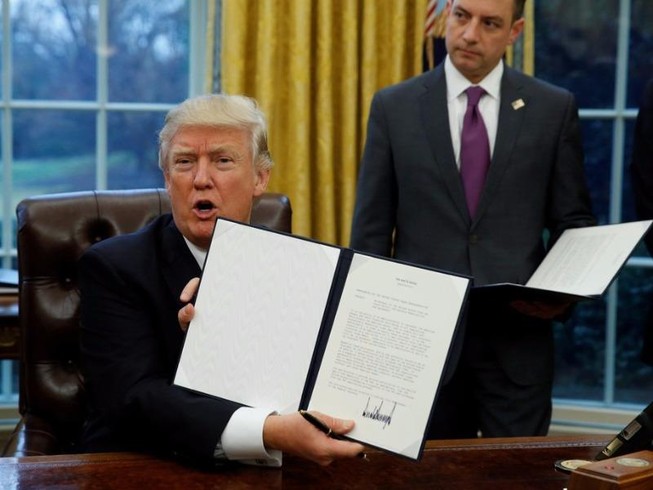 Tổng thống Trump ký bản ghi nhớ rút khỏi TPP