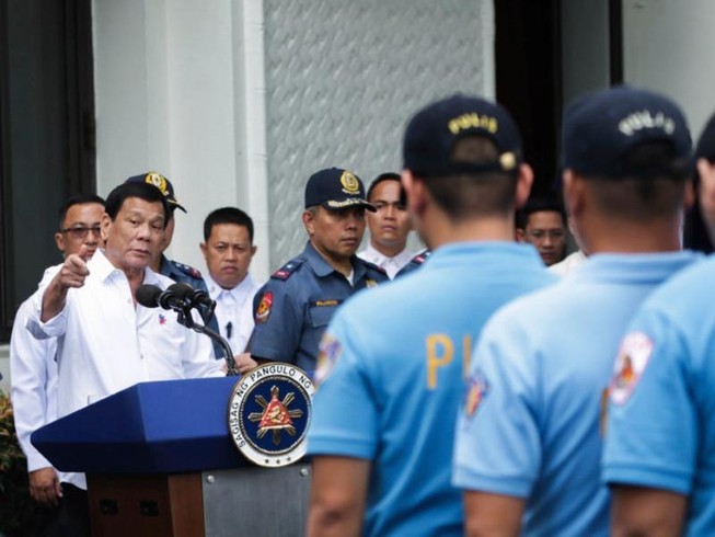 Ông Duterte bắt cảnh sát bẩn ra 'tiền tuyến'