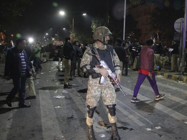 Đánh bom tự sát tại Pakistan, 13 người thiệt mạng