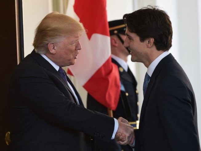 Thủ tướng Canada 'trị' kiểu bắt tay kỳ lạ của ông Trump