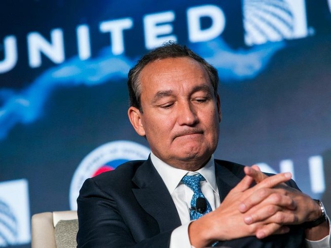 United Airlines rớt giá thảm sau vụ 'kéo lê hành khách'