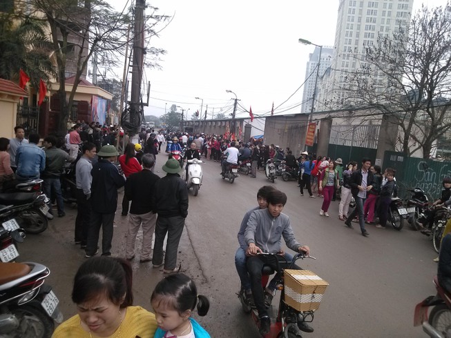 Hà Nội: Hàng trăm người dân tiếp tục tập trung để đòi lại đường đi