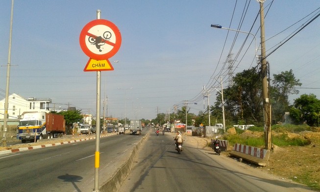 Biển báo giao thông khiến ai cũng phải... ngoái nhìn