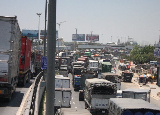 Tài xế phản ứng việc “ăn bớt' ngày khi thu phí cầu Đồng Nai