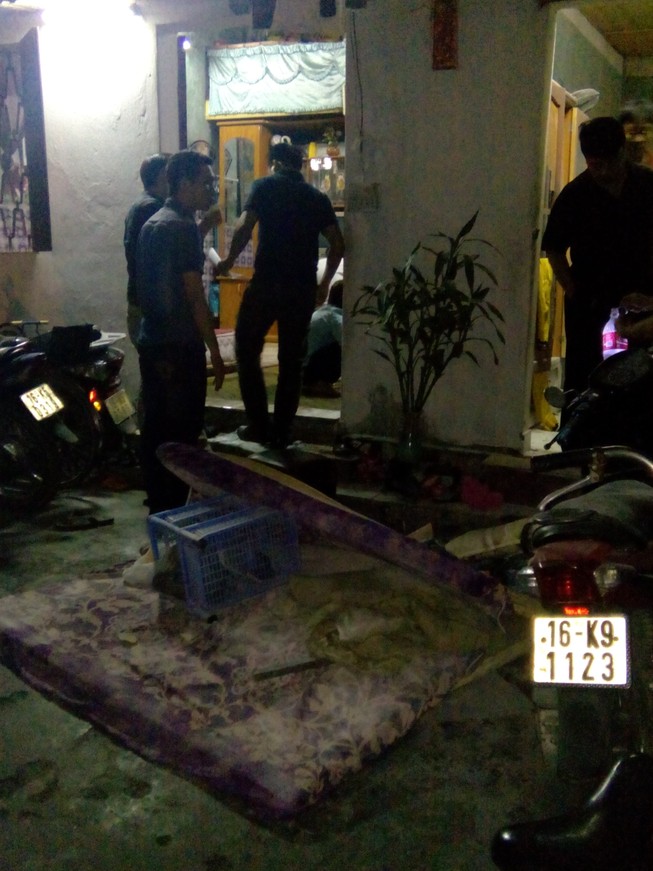 Người đàn ông cố thủ trong nhà với can xăng 20 lít dọa thiêu sống con