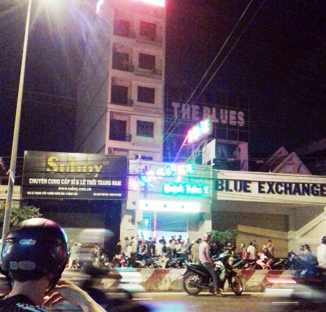 Thanh niên bị đánh bất tỉnh trước cửa quán karaoke