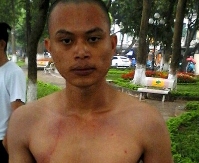 'Ngáo đá', nam thanh niên bơi ra tháp Rùa tìm… nàng tiên cá