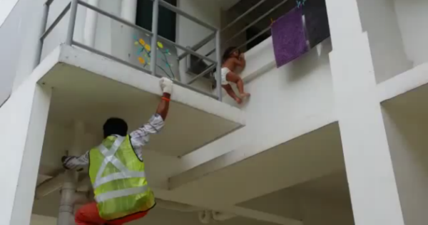 Kinh hãi cảnh em bé kẹt đầu vào chấn song tòn teng trên không