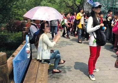 Cư dân mạng phẫn nộ trước cảnh học sinh phải cầm ô che cho cô giáo