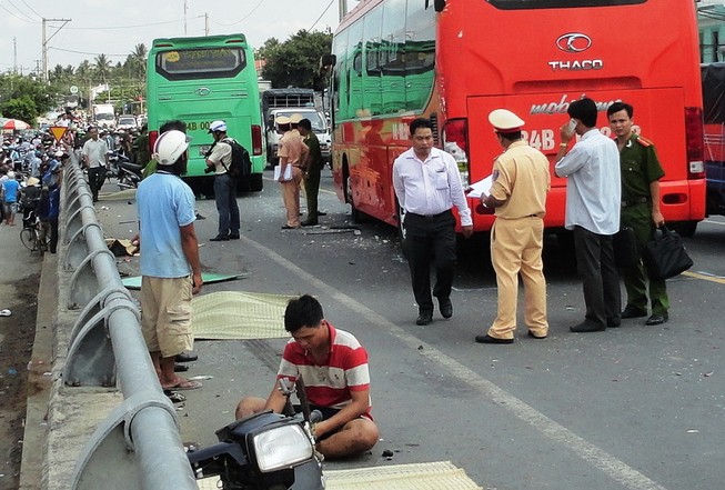 Khởi tố vụ án xe khách vượt ẩu trên cầu khiến 6 người thương vong