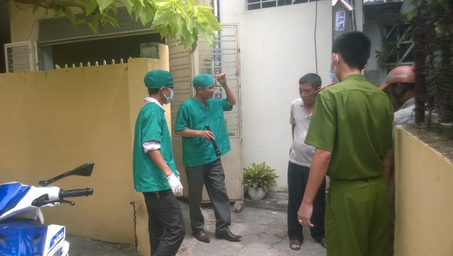 Ngửi mùi hôi, hàng xóm mở cửa hốt hoảng thấy chủ nhà chết dưới chân cầu thang